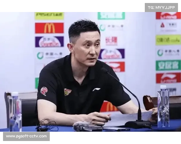 杜锋机场为王怀玉庆生,徐杰起头全员唱生日歌展球队温情一面